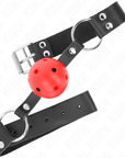 KINK - PALLA TRASPIRANTE BAVAGLIO 4 CM CON DOPPIO RIVETTO ROSSO 62,5 x 2,5 CM REGOLABILE 42 - 58 CM - KINK COLLAR & GAG - Intimo per le occasioni speciali | The Game Lingerie