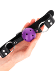 KINK - PALLA TRASPIRANTE BAVAGLIO 4 CM CON DOPPIO RIVETTO VIOLA 62,5 x 2,5 CM REGOLABILE 42 - 58 CM - KINK COLLAR & GAG - Intimo per le occasioni speciali | The Game Lingerie