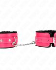 KINK - POGGIPOLSI PREMIUM FODERATI IN PELLICCIA NERI CON CINTURA ROSA LAMPONE REGOLABILE 17 - 29 CM X 6 CM - KINK WRIST RESTRAINT - Intimo per le occasioni speciali | The Game Lingerie
