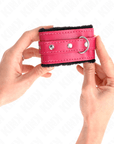 KINK - POGGIPOLSI PREMIUM FODERATI IN PELLICCIA NERI CON CINTURA ROSA LAMPONE REGOLABILE 17 - 29 CM X 6 CM - KINK WRIST RESTRAINT - Intimo per le occasioni speciali | The Game Lingerie