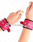 KINK - POGGIPOLSI PREMIUM FODERATI IN PELLICCIA NERI CON CINTURA ROSA LAMPONE REGOLABILE 17 - 29 CM X 6 CM - KINK WRIST RESTRAINT - Intimo per le occasioni speciali | The Game Lingerie