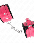 KINK - POGGIPOLSI PREMIUM FODERATI IN PELLICCIA NERI CON CINTURA ROSA LAMPONE REGOLABILE 17 - 29 CM X 6 CM - KINK WRIST RESTRAINT - Intimo per le occasioni speciali | The Game Lingerie