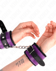KINK - POGGIPOLSI PREMIUM FODERATI IN PELLICCIA NERI CON CINTURA VIOLA/NERA REGOLABILE 17 - 29 CM X 6 CM - KINK WRIST RESTRAINT - Intimo per le occasioni speciali | The Game Lingerie