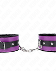 KINK - POGGIPOLSI PREMIUM FODERATI IN PELLICCIA NERI CON CINTURA VIOLA/NERA REGOLABILE 17 - 29 CM X 6 CM - KINK WRIST RESTRAINT - Intimo per le occasioni speciali | The Game Lingerie