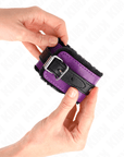 KINK - POGGIPOLSI PREMIUM FODERATI IN PELLICCIA NERI CON CINTURA VIOLA/NERA REGOLABILE 17 - 29 CM X 6 CM - KINK WRIST RESTRAINT - Intimo per le occasioni speciali | The Game Lingerie