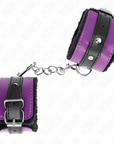 KINK - POGGIPOLSI PREMIUM FODERATI IN PELLICCIA NERI CON CINTURA VIOLA/NERA REGOLABILE 17 - 29 CM X 6 CM - KINK WRIST RESTRAINT - Intimo per le occasioni speciali | The Game Lingerie