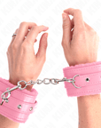 KINK - POGGIPOLSI PREMIUM RIVESTITI IN PELLICCIA ROSA CON CINTURA ROSA REGOLABILE 17 - 29 CM X 6 CM - KINK WRIST RESTRAINT - Intimo per le occasioni speciali | The Game Lingerie