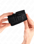 KINK - POLSI RICOPERTI DI PIZZO SCURO IN NEOPRENE REGOLABILE NERO 20 - 29 CM X 5 CM - KINK WRIST RESTRAINT - Intimo per le occasioni speciali | The Game Lingerie
