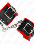 KINK - POLSINI IMBOTTITI IN PELLICCIA CON FORI QUADRI CINTURA ROSSA E NERA REGOLABILE 17 - 29 CM X 6 CM - KINK WRIST RESTRAINT - Intimo per le occasioni speciali | The Game Lingerie