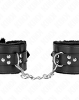KINK - POLSINI IMBOTTITI IN PELLICCIA CON FORI QUADRI NERI E CINTURA NERA REGOLABILE 17 - 29 CM X 6 CM - KINK WRIST RESTRAINT - Intimo per le occasioni speciali | The Game Lingerie