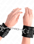 KINK - POLSINI IMBOTTITI IN PELLICCIA CON FORI QUADRI NERI E CINTURA NERA REGOLABILE 17 - 29 CM X 6 CM - KINK WRIST RESTRAINT - Intimo per le occasioni speciali | The Game Lingerie