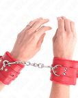 KINK - POLSINI IMBOTTITI IN PELLICCIA CON FORI QUADRI ROSSO E CINTURA ROSSA REGOLABILE 17 - 29 CM X 6 CM - KINK WRIST RESTRAINT - Intimo per le occasioni speciali | The Game Lingerie