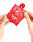 KINK - POLSINI IMBOTTITI IN PELLICCIA CON FORI QUADRI ROSSO E CINTURA ROSSA REGOLABILE 17 - 29 CM X 6 CM - KINK WRIST RESTRAINT - Intimo per le occasioni speciali | The Game Lingerie