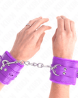 KINK - POLSINI IMBOTTITI IN PELLICCIA CON FORI QUADRI VIOLA E CINTURA VIOLA REGOLABILE 17 - 29 CM X 6 CM - KINK WRIST RESTRAINT - Intimo per le occasioni speciali | The Game Lingerie