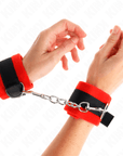 KINK - POLSINI IN PELLICCIA PER PRINCIPIANTI NERO - ROSSO 30 X 7 CM - KINK WRIST RESTRAINT - Intimo per le occasioni speciali | The Game Lingerie