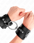 KINK - POLSO FISSO CON ANELLO E BORCHIE REGOLABILE NERO 17 - 22 CM X 6,5 CM - KINK WRIST RESTRAINT - Intimo per le occasioni speciali | The Game Lingerie