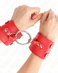 KINK - POLSO FISSO CON ANELLO E BORCHIE REGOLABILE ROSSO 17 - 22 CM X 6,5 CM - KINK WRIST RESTRAINT - Intimo per le occasioni speciali | The Game Lingerie