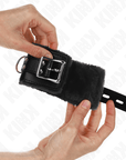KINK - RESISTENZA DA POLSO IMBOTTITA IN PELLICCIA NERA CON CINTURA NERA REGOLABILE 17 - 29 CM X 6 CM - KINK WRIST RESTRAINT - Intimo per le occasioni speciali | The Game Lingerie