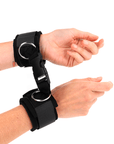 KINK - TENUTA DA POLSO IN NEOPRENE CON GANCIO E LOOP NERA REGOLABILE 22 - 34 CM - KINK WRIST RESTRAINT - Intimo per le occasioni speciali | The Game Lingerie