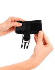 KINK - TENUTA DA POLSO IN NEOPRENE CON GANCIO E LOOP NERA REGOLABILE 22 - 34 CM - KINK WRIST RESTRAINT - Intimo per le occasioni speciali | The Game Lingerie
