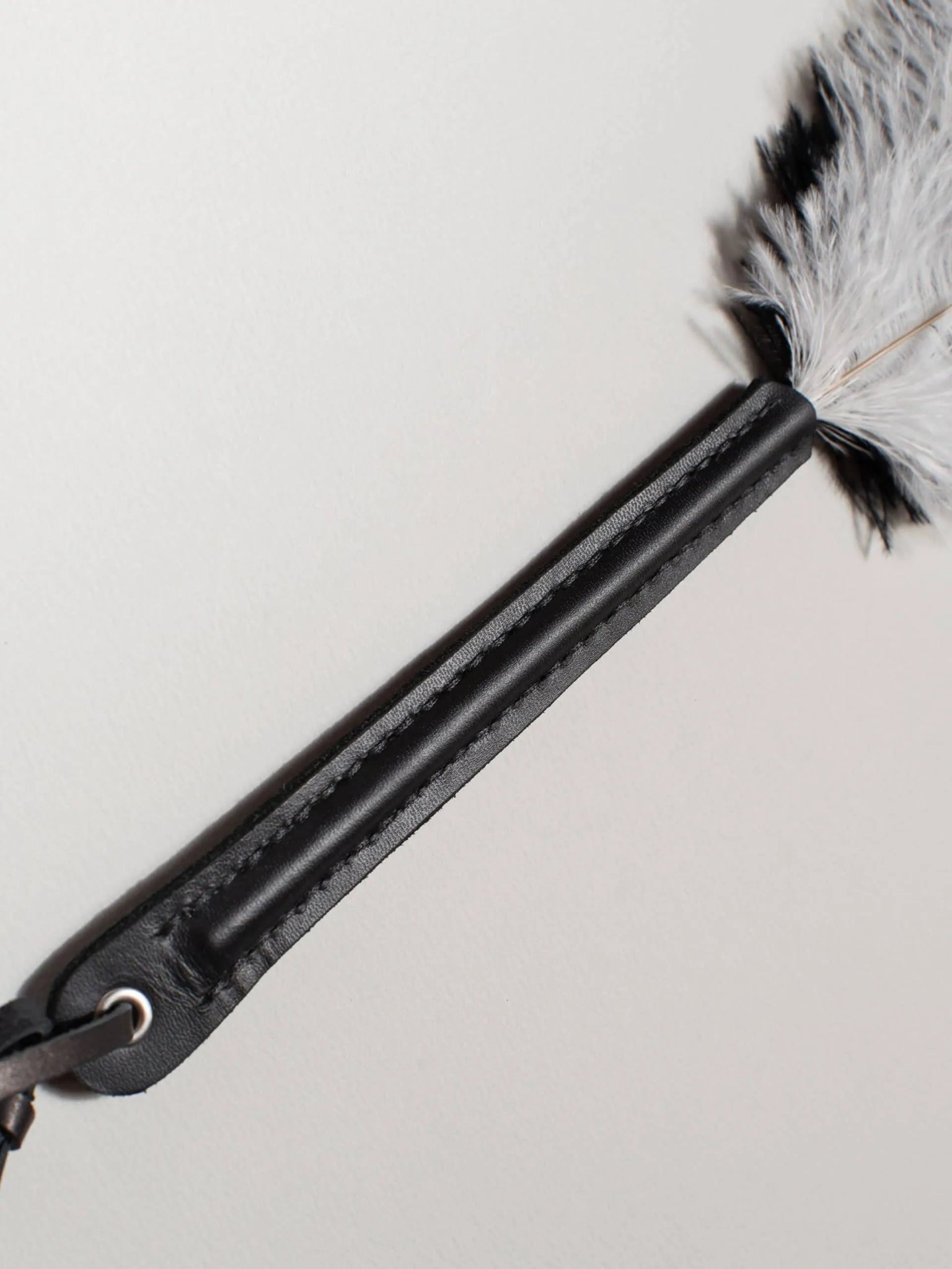 Tickler - Accessorio con piuma per solletico - BÆD STORIES - The Game Lingerie