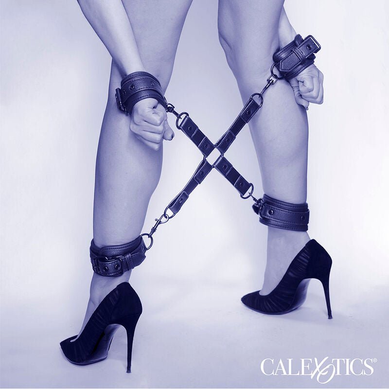 CALEXOTICS - NOCTURNAL CONNETTORE HOG TIE CUERO REGOLABILE NERO - CALEXOTICS - Intimo per le occasioni speciali | The Game Lingerie