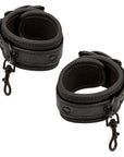 CALEXOTICS - NOCTURNAL CONNETTORE HOG TIE CUERO REGOLABILE NERO - CALEXOTICS - Intimo per le occasioni speciali | The Game Lingerie