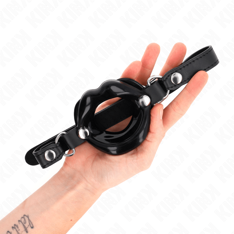 KINK - BAVAGLIO LIP 8 CM CON CINTURINO IN SIMILPELLE NERA 63 x 2 CM REGOLABILE 39 - 58 CM - KINK COLLAR & GAG - Intimo per le occasioni speciali | The Game Lingerie