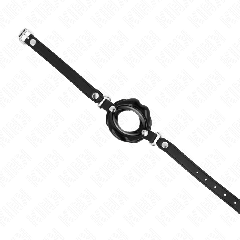 KINK - BAVAGLIO LIP 8 CM CON CINTURINO IN SIMILPELLE NERA 63 x 2 CM REGOLABILE 39 - 58 CM - KINK COLLAR & GAG - Intimo per le occasioni speciali | The Game Lingerie
