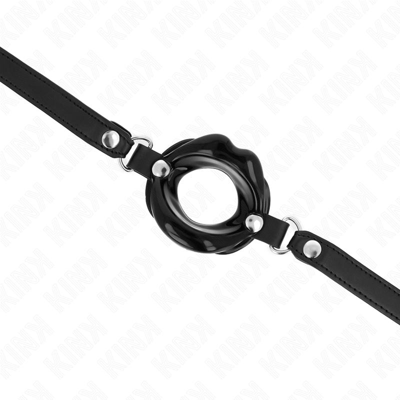 KINK - BAVAGLIO LIP 8 CM CON CINTURINO IN SIMILPELLE NERA 63 x 2 CM REGOLABILE 39 - 58 CM - KINK COLLAR & GAG - Intimo per le occasioni speciali | The Game Lingerie