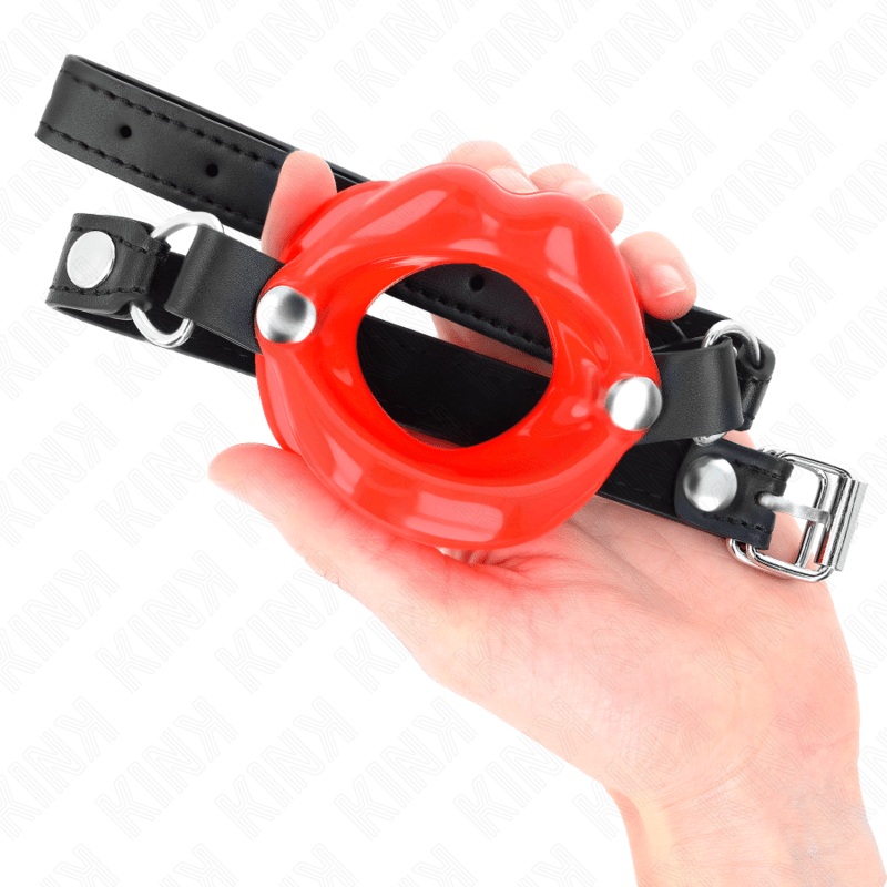 KINK - BAVAGLIO LIP 8 CM CON CINTURINO IN SIMILPELLE ROSSO 63 x 2 CM REGOLABILE 39 - 58 CM - KINK COLLAR & GAG - Intimo per le occasioni speciali | The Game Lingerie