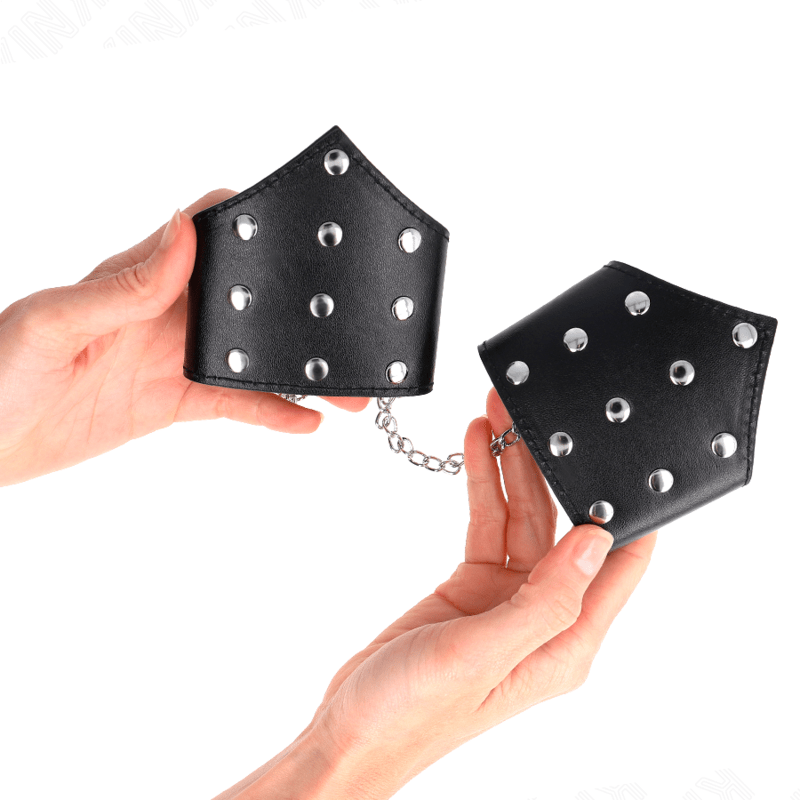 KINK - BRACCIALI STILE PUNTO NERO CON CATENA REGOLABILE 17 - 23 CM X 8,5 CM - KINK WRIST RESTRAINT - Intimo per le occasioni speciali | The Game Lingerie