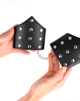 KINK - BRACCIALI STILE PUNTO NERO CON CATENA REGOLABILE 17 - 23 CM X 8,5 CM - KINK WRIST RESTRAINT - Intimo per le occasioni speciali | The Game Lingerie