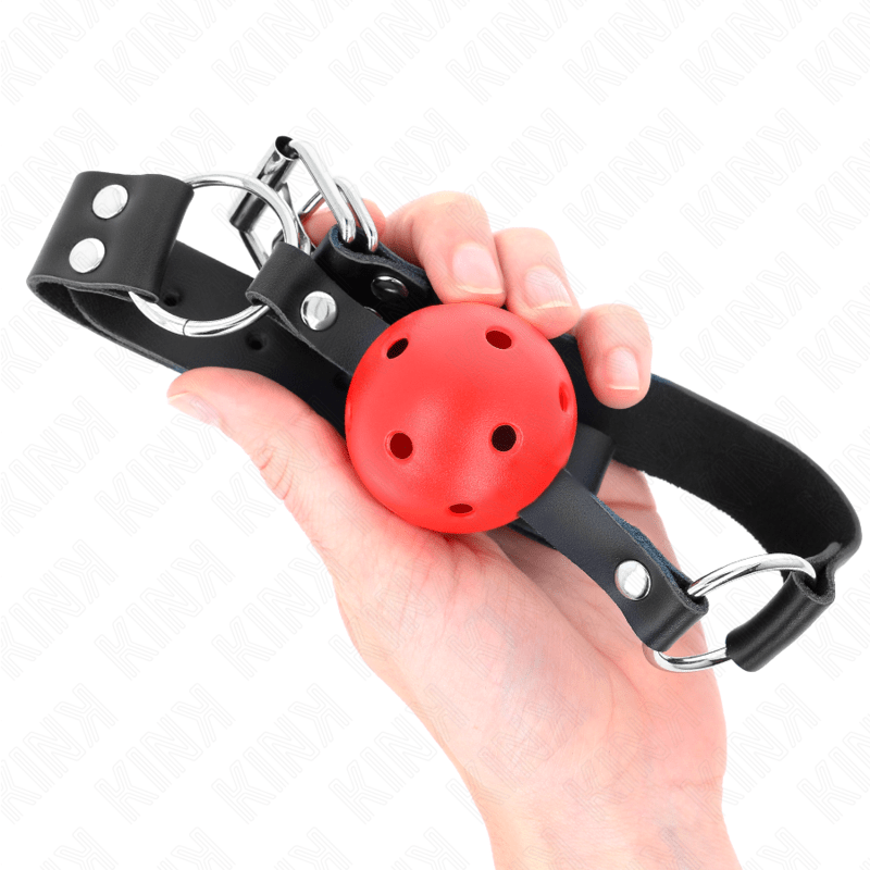 KINK - PALLA TRASPIRANTE BAVAGLIO 4 CM CON DOPPIO RIVETTO ROSSO 62,5 x 2,5 CM REGOLABILE 42 - 58 CM - KINK COLLAR & GAG - Intimo per le occasioni speciali | The Game Lingerie