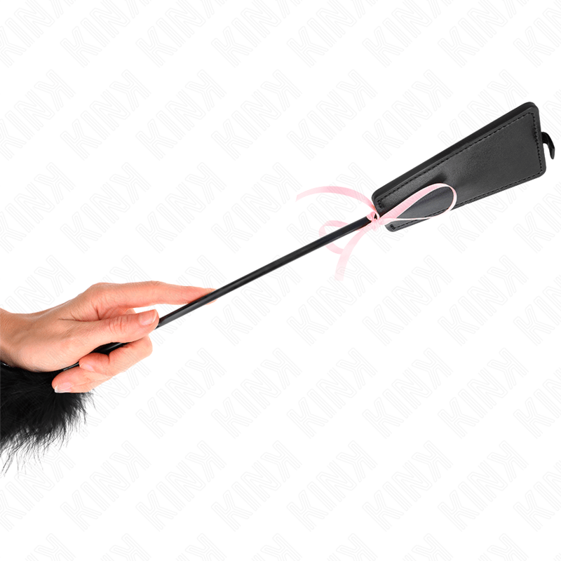 KINK - PIUME TICKLE CON FIOCCO NASTRO ROSA 49 CM - KINK IMPACT & TOUCH - Intimo per le occasioni speciali | The Game Lingerie