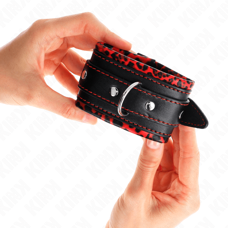 KINK - POGGIPOLSI IMBOTTITI IN PELLICCIA ROSSO/NERO REGOLABILE 17 - 29 CM X 6 CM - KINK WRIST RESTRAINT - Intimo per le occasioni speciali | The Game Lingerie