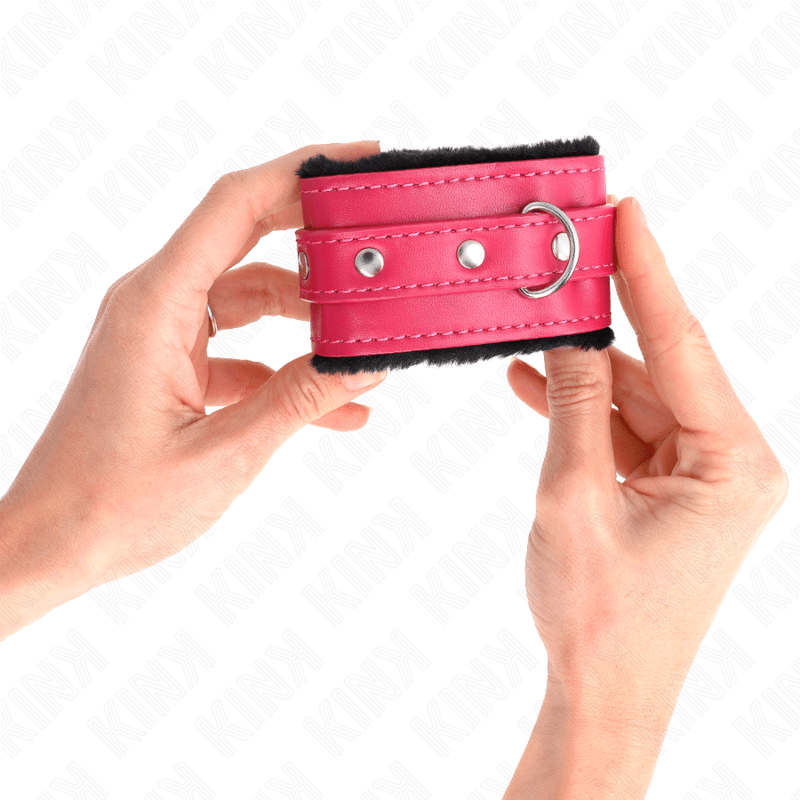 KINK - POGGIPOLSI PREMIUM FODERATI IN PELLICCIA NERI CON CINTURA ROSA LAMPONE REGOLABILE 17 - 29 CM X 6 CM - KINK WRIST RESTRAINT - Intimo per le occasioni speciali | The Game Lingerie