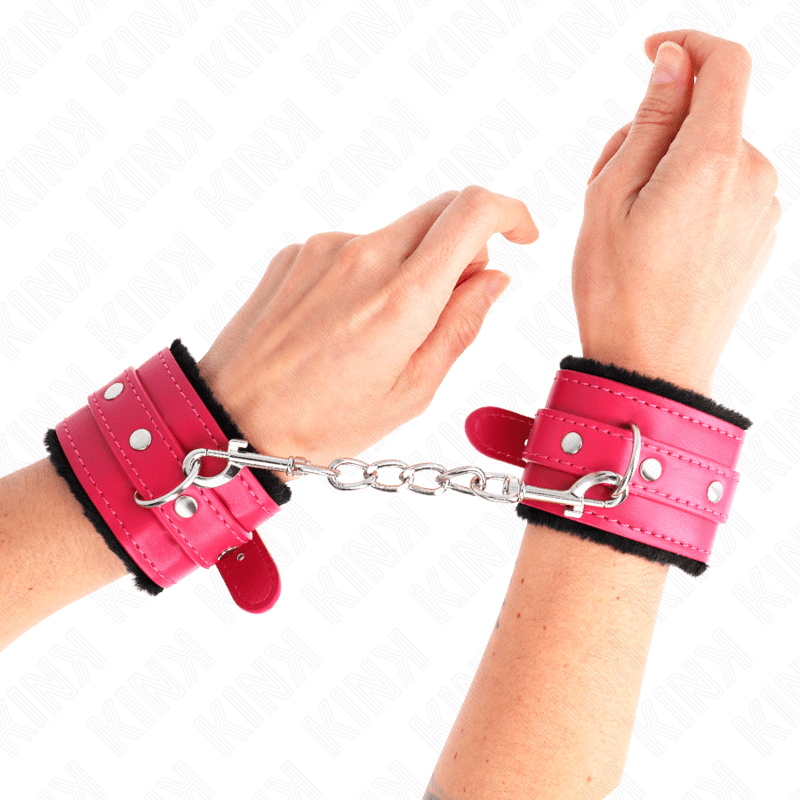 KINK - POGGIPOLSI PREMIUM FODERATI IN PELLICCIA NERI CON CINTURA ROSA LAMPONE REGOLABILE 17 - 29 CM X 6 CM - KINK WRIST RESTRAINT - Intimo per le occasioni speciali | The Game Lingerie