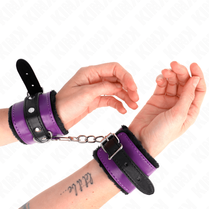 KINK - POGGIPOLSI PREMIUM FODERATI IN PELLICCIA NERI CON CINTURA VIOLA/NERA REGOLABILE 17 - 29 CM X 6 CM - KINK WRIST RESTRAINT - Intimo per le occasioni speciali | The Game Lingerie