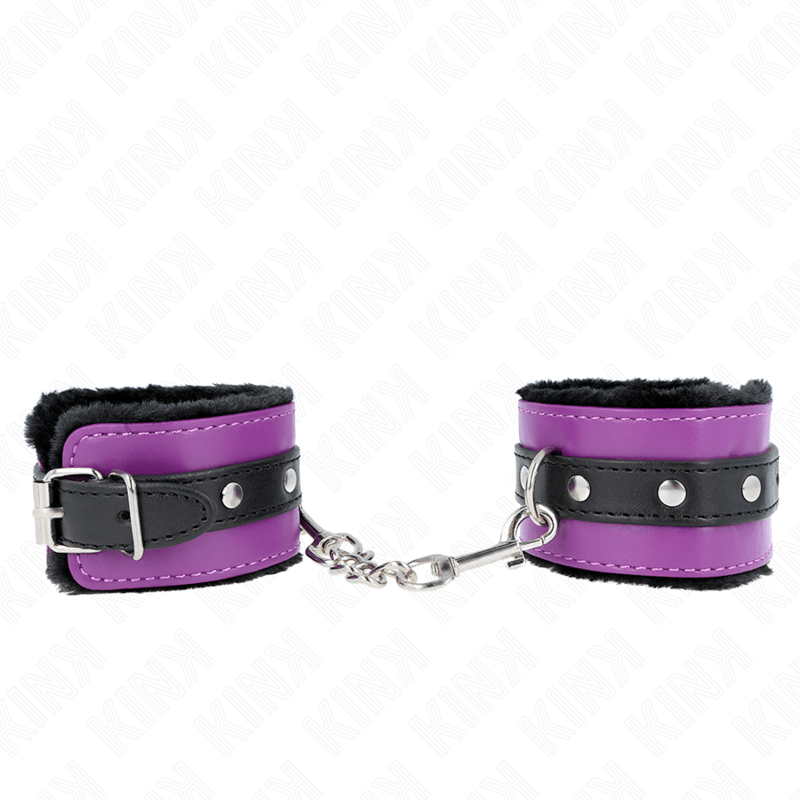 KINK - POGGIPOLSI PREMIUM FODERATI IN PELLICCIA NERI CON CINTURA VIOLA/NERA REGOLABILE 17 - 29 CM X 6 CM - KINK WRIST RESTRAINT - Intimo per le occasioni speciali | The Game Lingerie