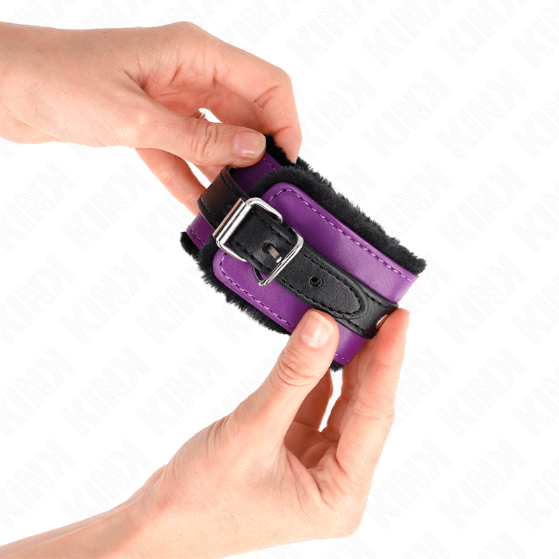 KINK - POGGIPOLSI PREMIUM FODERATI IN PELLICCIA NERI CON CINTURA VIOLA/NERA REGOLABILE 17 - 29 CM X 6 CM - KINK WRIST RESTRAINT - Intimo per le occasioni speciali | The Game Lingerie