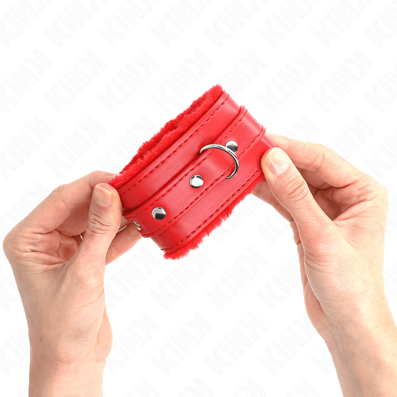 KINK - POGGIPOLSI PREMIUM IMBOTTITI IN PELLICCIA ROSSI CON CINTURA ROSSA REGOLABILE 17 - 29 CM X 6 CM - KINK WRIST RESTRAINT - Intimo per le occasioni speciali | The Game Lingerie