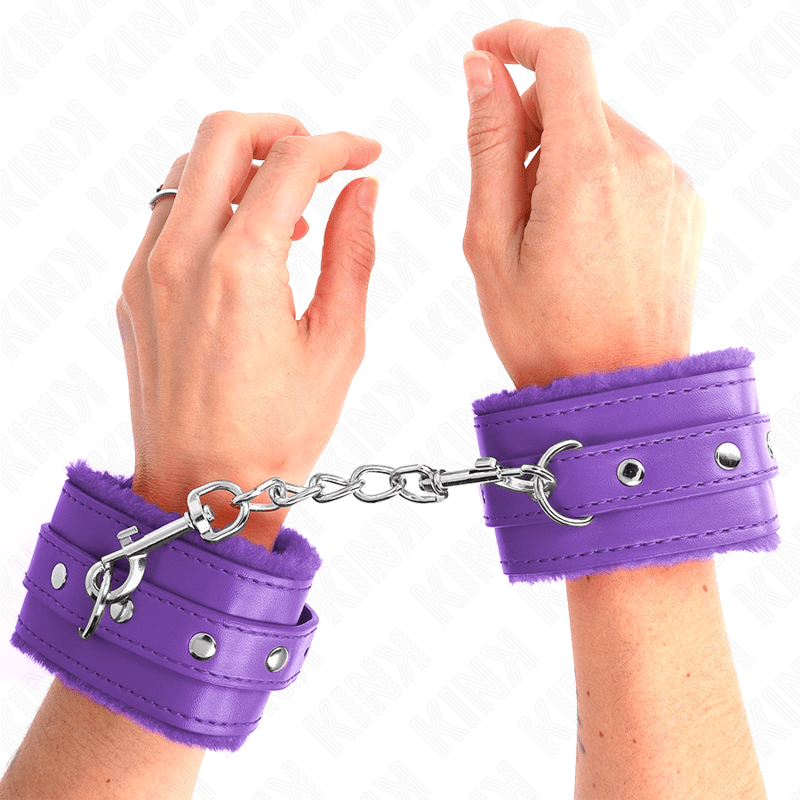 KINK - POGGIPOLSI PREMIUM IMBOTTITI IN PELLICCIA VIOLA CON CINTURA VIOLA REGOLABILE 17 - 29 CM X 6 CM - KINK WRIST RESTRAINT - Intimo per le occasioni speciali | The Game Lingerie