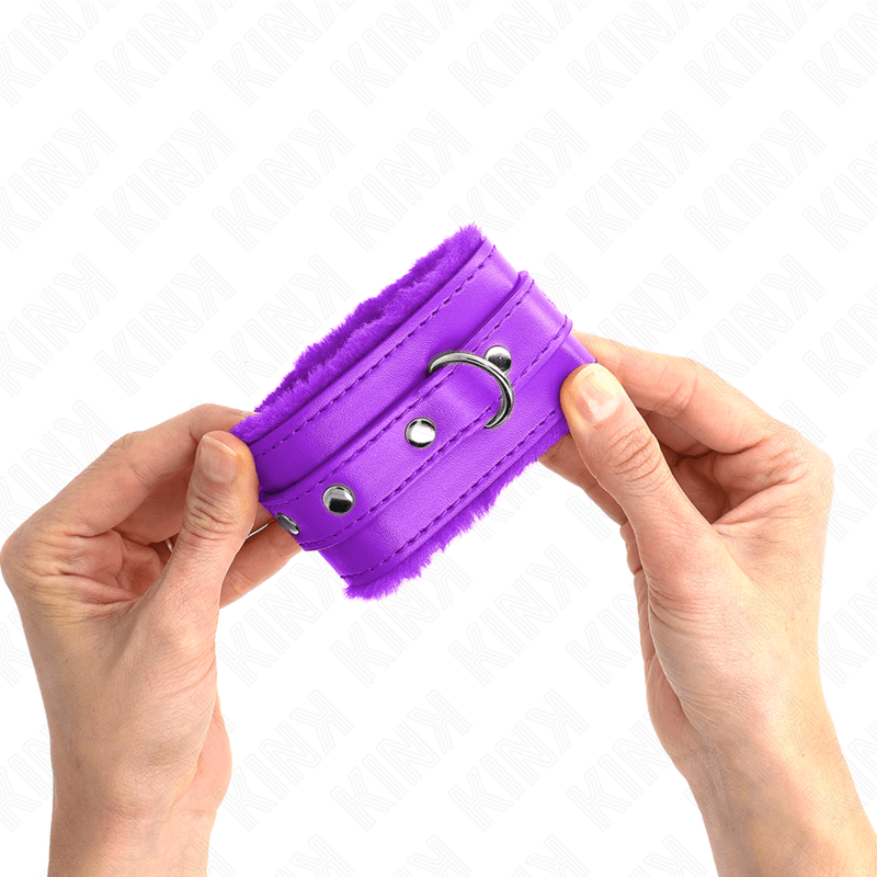 KINK - POGGIPOLSI PREMIUM IMBOTTITI IN PELLICCIA VIOLA CON CINTURA VIOLA REGOLABILE 17 - 29 CM X 6 CM - KINK WRIST RESTRAINT - Intimo per le occasioni speciali | The Game Lingerie
