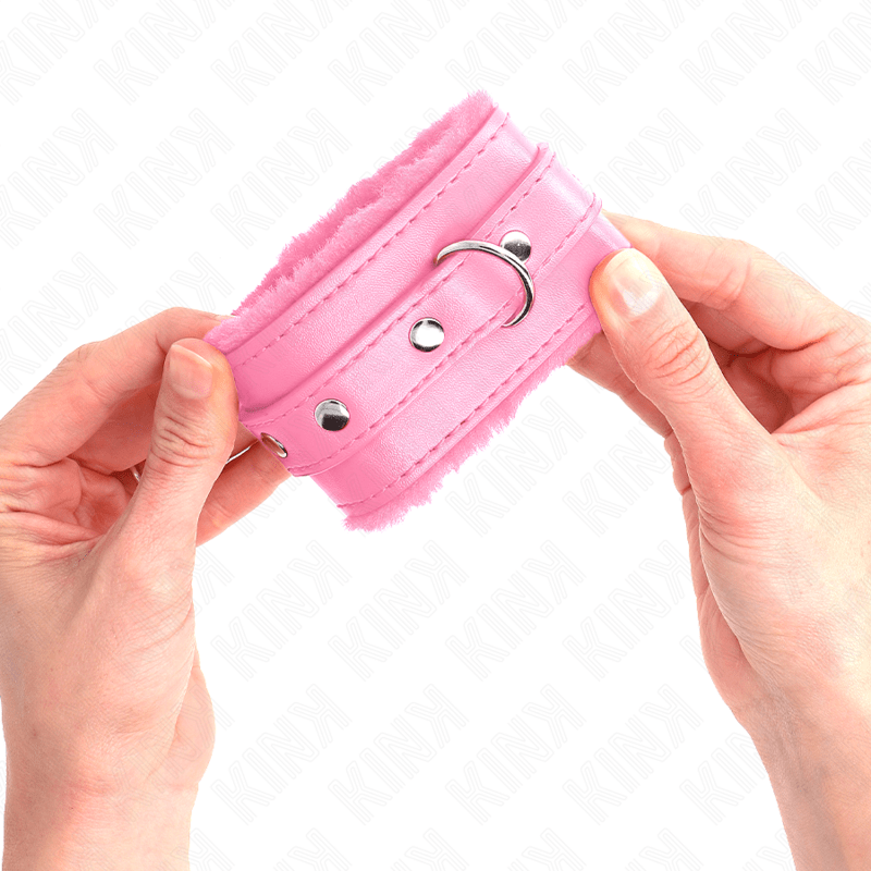 KINK - POGGIPOLSI PREMIUM RIVESTITI IN PELLICCIA ROSA CON CINTURA ROSA REGOLABILE 17 - 29 CM X 6 CM - KINK WRIST RESTRAINT - Intimo per le occasioni speciali | The Game Lingerie