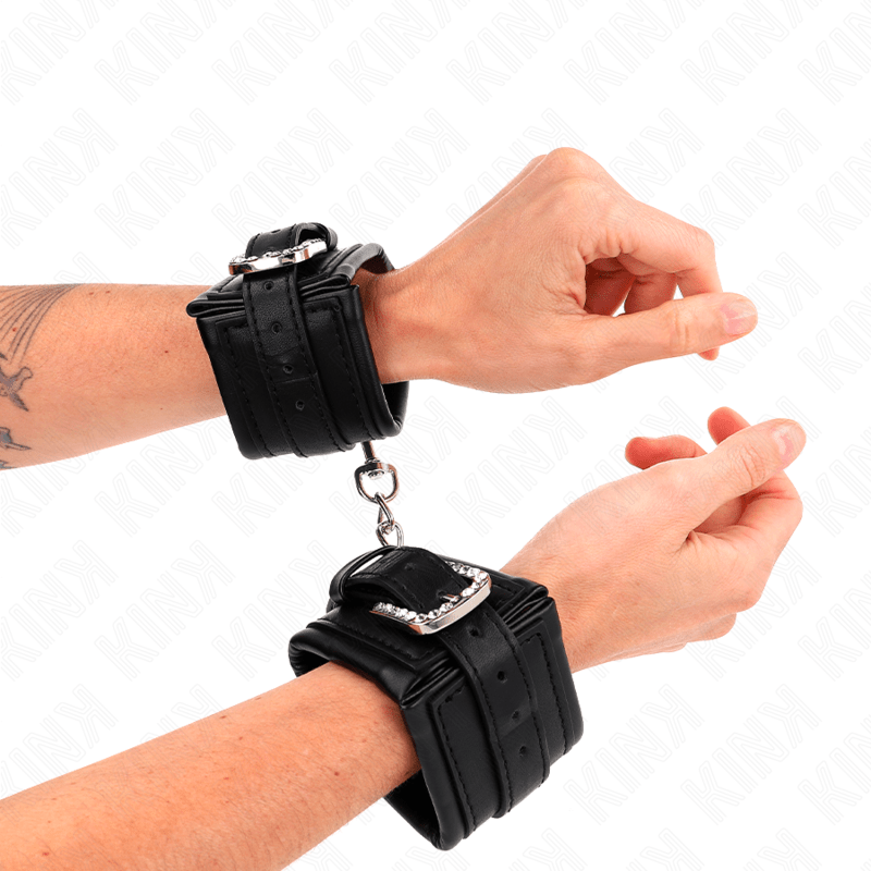 KINK - POGGIPOLSO CON FIBBIA STRASS NERO REGOLABILE 25 - 32 CM X 5,5 CM - KINK WRIST RESTRAINT - Intimo per le occasioni speciali | The Game Lingerie