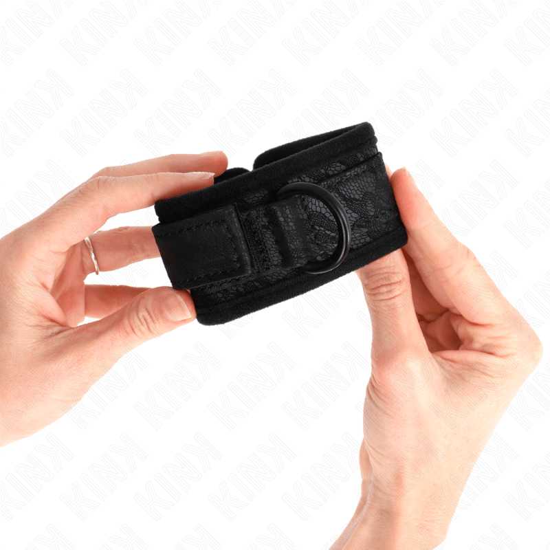 KINK - POLSI RICOPERTI DI PIZZO SCURO IN NEOPRENE REGOLABILE NERO 20 - 29 CM X 5 CM - KINK WRIST RESTRAINT - Intimo per le occasioni speciali | The Game Lingerie