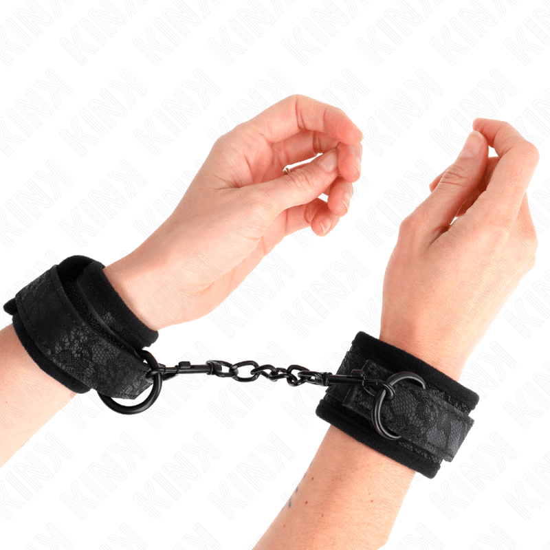 KINK - POLSI RICOPERTI DI PIZZO SCURO IN NEOPRENE REGOLABILE NERO 20 - 29 CM X 5 CM - KINK WRIST RESTRAINT - Intimo per le occasioni speciali | The Game Lingerie