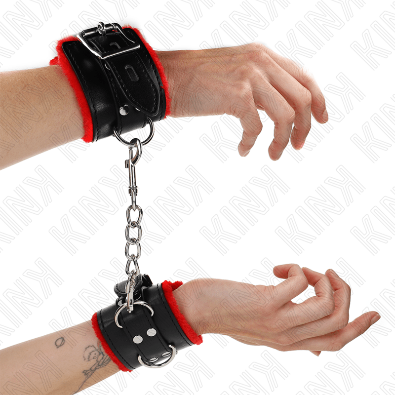 KINK - POLSINI IMBOTTITI IN PELLICCIA CON FORI QUADRI CINTURA ROSSA E NERA REGOLABILE 17 - 29 CM X 6 CM - KINK WRIST RESTRAINT - Intimo per le occasioni speciali | The Game Lingerie