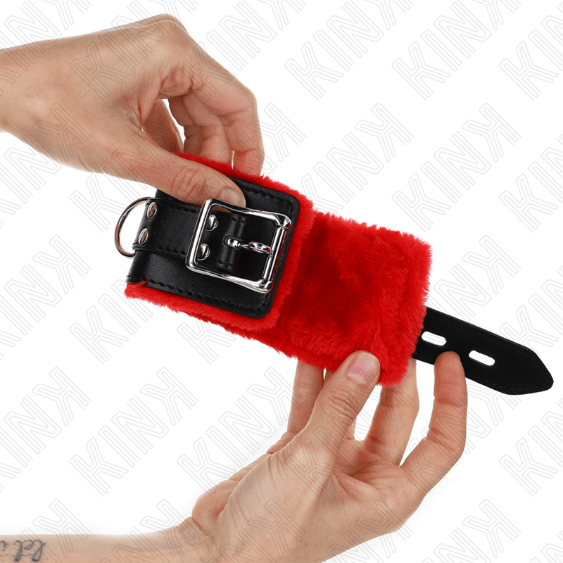 KINK - POLSINI IMBOTTITI IN PELLICCIA CON FORI QUADRI CINTURA ROSSA E NERA REGOLABILE 17 - 29 CM X 6 CM - KINK WRIST RESTRAINT - Intimo per le occasioni speciali | The Game Lingerie